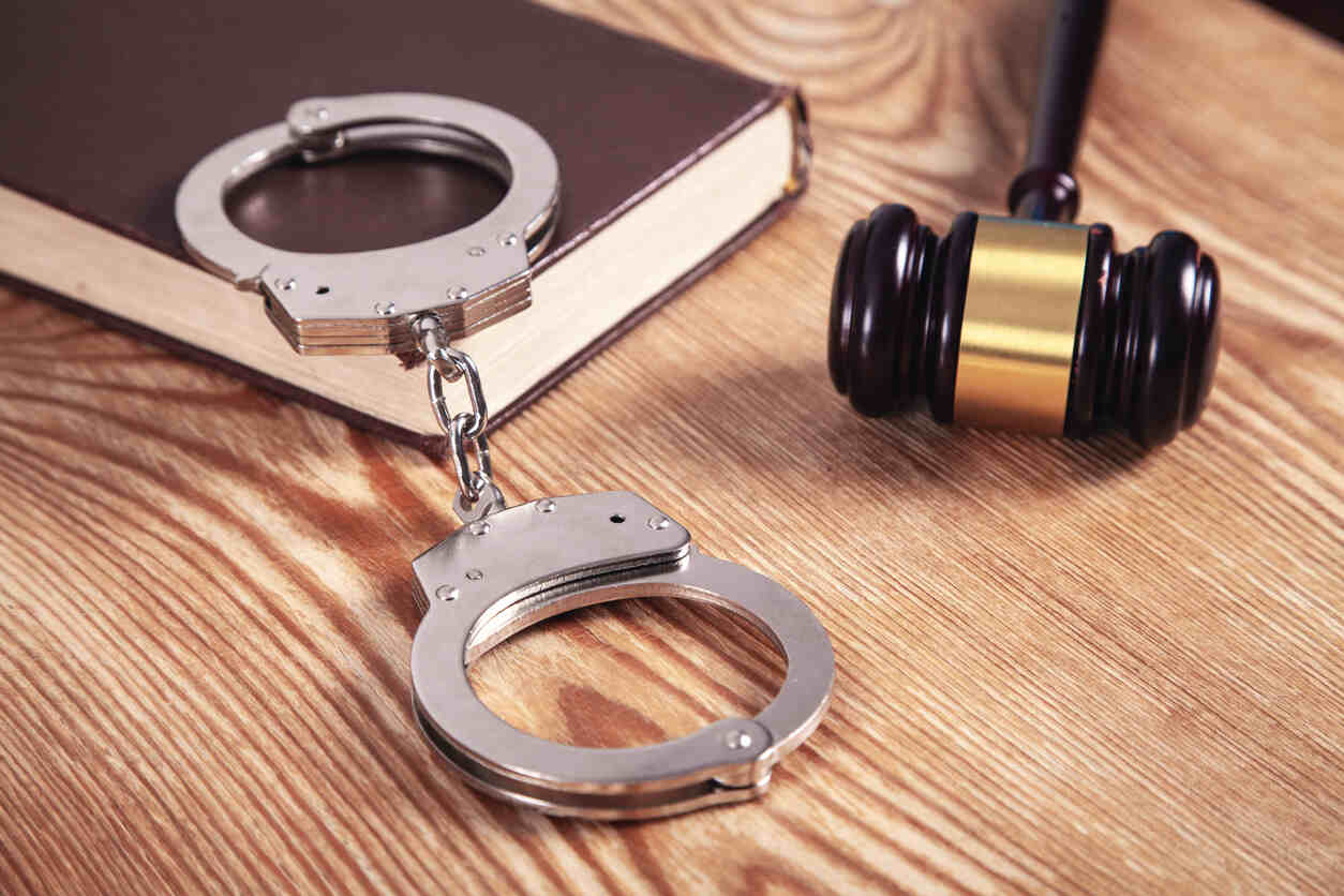 A judge's gavel, handcuffs, and a legal book, symbolizing the severe legal challenges faced by individuals requiring murder or attempted murder defense attorneys in Columbia.
